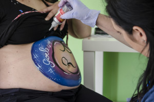 Belly painting con tema "la natività"